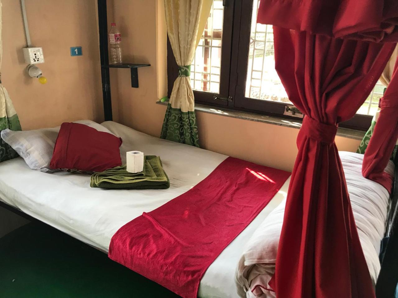 Aroma Tourist Hostel Pokhara Zewnętrze zdjęcie