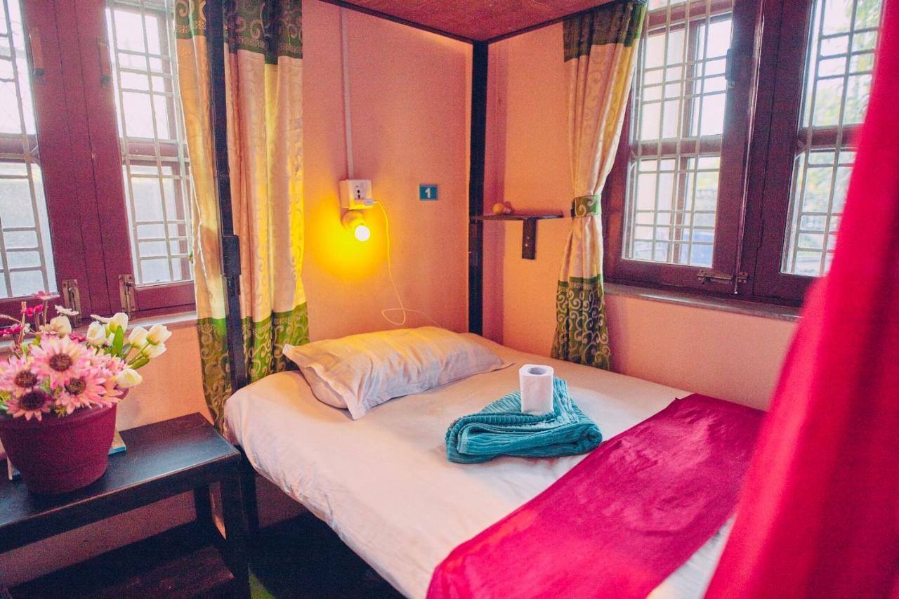 Aroma Tourist Hostel Pokhara Zewnętrze zdjęcie